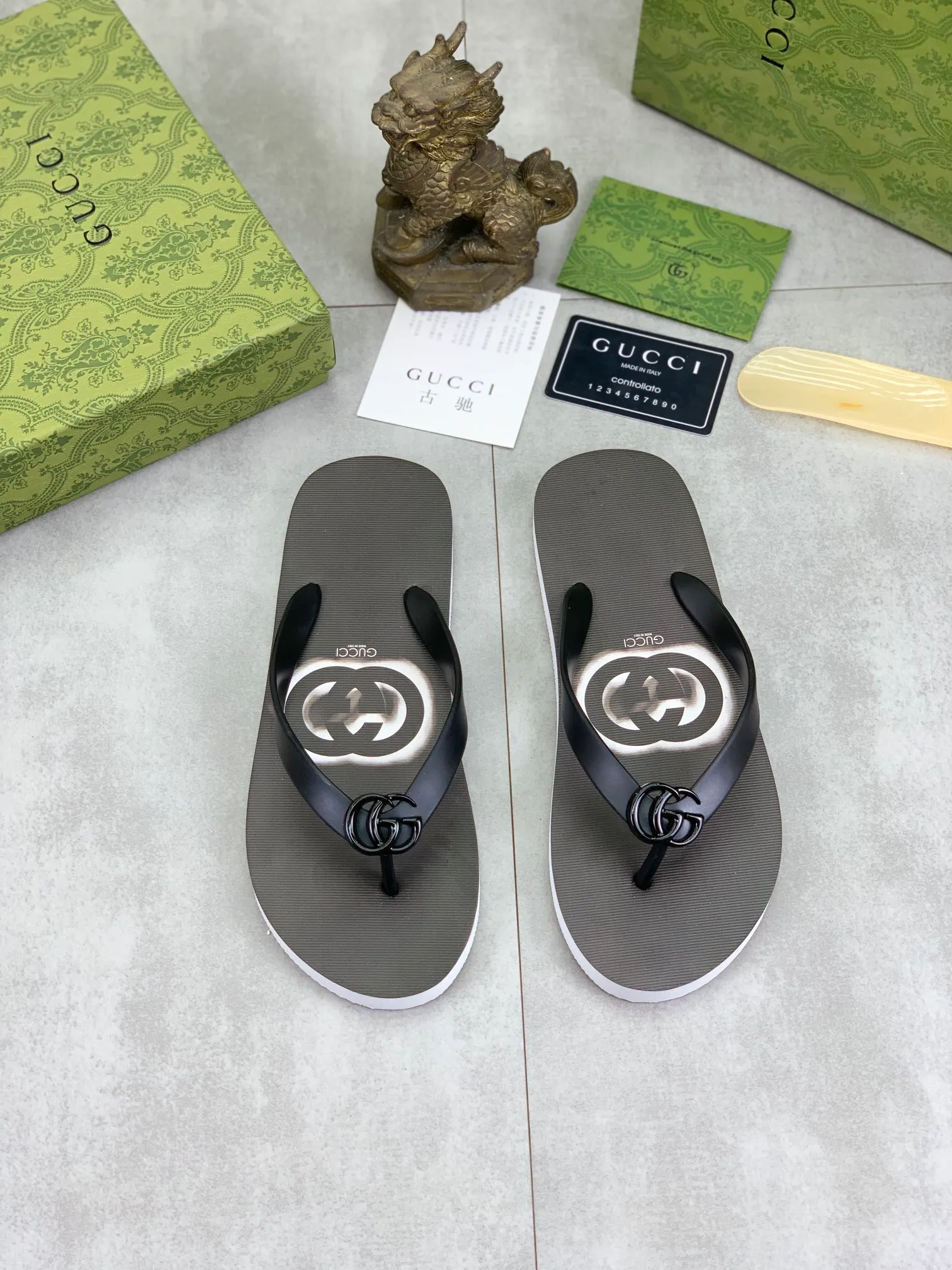 Men's men's shoes 💰P220💰【New style】🆘【GUCCI】Official website's popular Gucci adult couple 🧑‍🤝‍🧑 style, children's flip-flops are on sale at the counter simultaneously! Original fabric imported from Italy. Original bottom provided by the original factory. Size: Adult 36-45. Children’s size: 30-37. Multiple colors available.